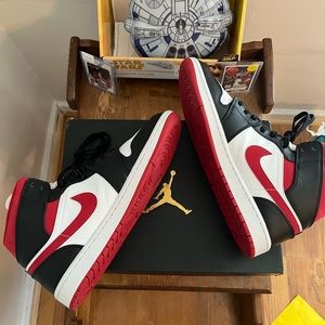 Jordan 1 Mid ‘Blk Gym Red’